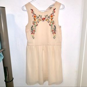 Sleeveless embroidered dress
